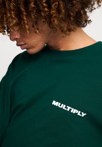 Multiply Apparel FONT  - T-shirts print - botanical garden