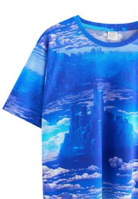 Blå t-shirt med korte ærmer, der har et grafisk design af en sky og en bylandskab, i forskellige nuancer af blå, glat tekstur og rund hals.