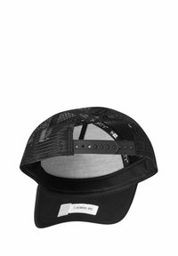 Schwarze Baseballmütze mit gebogenem Schild, Mesh-Rücken und verstellbarem Snapverschluss. Verfügt über ein graues Innenfutter und ein Etikett auf der Unterseite.