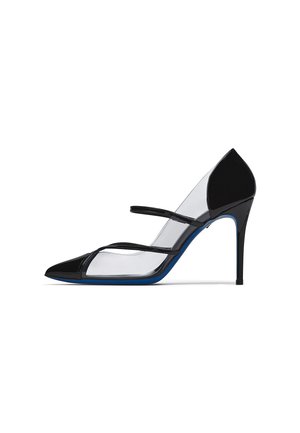 Scarpa nera con tacco alto a punta, lati trasparenti e due sottili cinturini sul piede, suola blu visibile sotto.