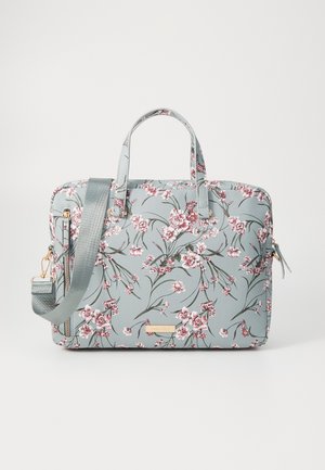 Mala para laptop floral em azul claro, com flores rosas e caules verdes, duas alças, uma correia destacável e detalhes em ouro.