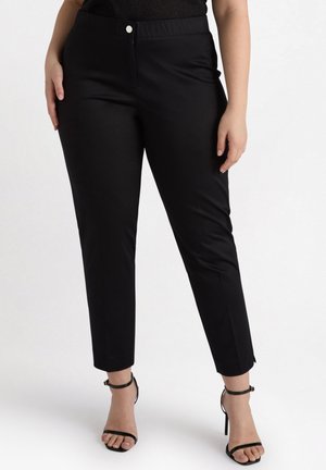 Schwarze maßgeschneiderte Stoffhosen mit schmalem Schnitt, mit einem Reißverschluss und Knopfverschluss an der Vorderseite, knöchellang und mit glatter Textur.