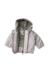 Lyserød isoleret jakke med hætte, der har elastiske manchetter, lynlås- og knaplukning samt en blød grå foring med en stribet lynlåsdetalje.