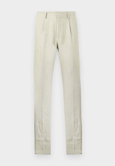 Pantalones de lino color beige claro con una textura suave, con un ajuste entallado, dos pinzas delanteras y piernas rectas. Sin bolsillos visibles ni detalles adicionales.