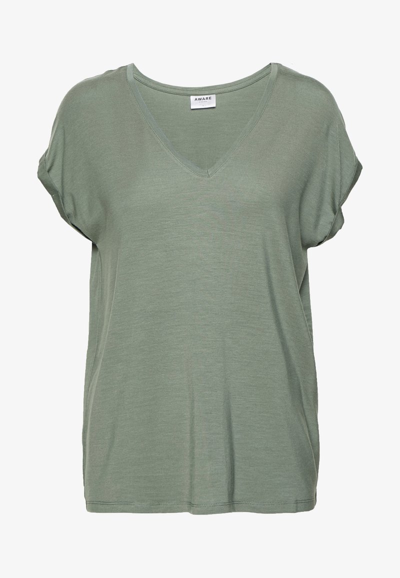 T-shirt uni vert olive à col en V, manches courtes avec revers roulés et petite étiquette blanche à l'encolure.
