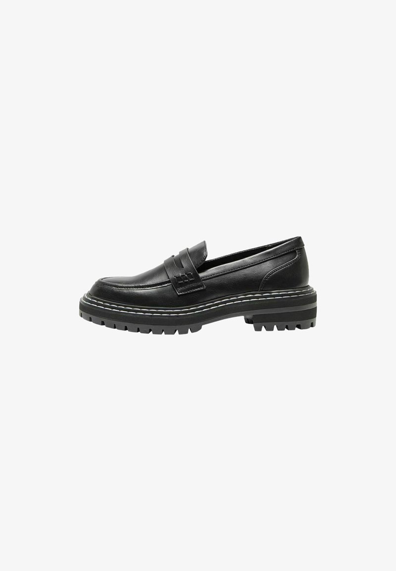 Mocasín de cuero negro con suela plana y resistente. Cuenta con una correa a través del empeine y costuras en blanco en los laterales.
