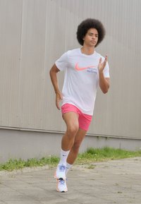 Nike Performance TEE FOUNDERS - Spordi T-särk - white