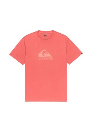 Korallfarbenes T-Shirt aus weicher Baumwolle. Hat kurze Ärmel und einen Rundhalsausschnitt. Zeigt ein weißes Quiksilver-Logo auf der Brust.