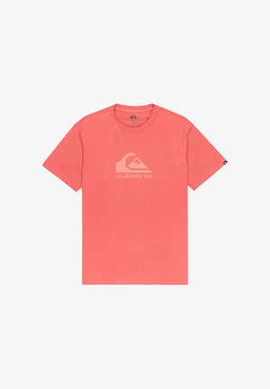 Coral t-shirt made of soft cotton. Features short sleeves and a crew neck. Displays a white Quiksilver logo on the chest.