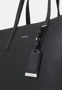Calvin Klein MUST TOTE BAG - Kabelka - black