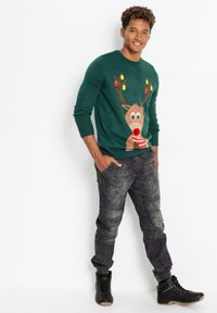 bonprix MIT WEIHNACHTSMOTIV - Maglione - green
