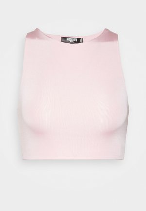 Top corto rosa in tessuto morbido ed elastico. Presenta una scollatura arrotondata e un design aderente e corto, adatto per un uso casual.