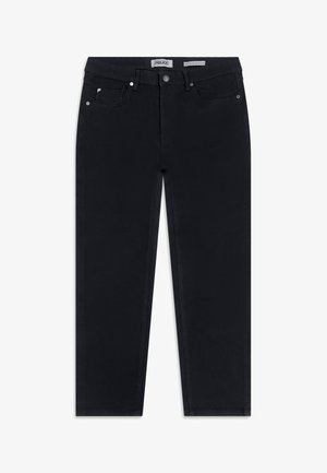 Fekete farmernadrág egyenes szabással, öt zsebbel, elöl gombos záródással és azonos színű varrásokkal. Simá s textúra minimális részletezéssel.