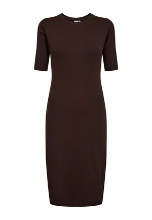 Tamsiai ruda, iki kelių siekanti figura atitinkanti suknelė su trumpomis rankovėmis ir apvaliu iškirpimu, eksponuojama baltame fone.