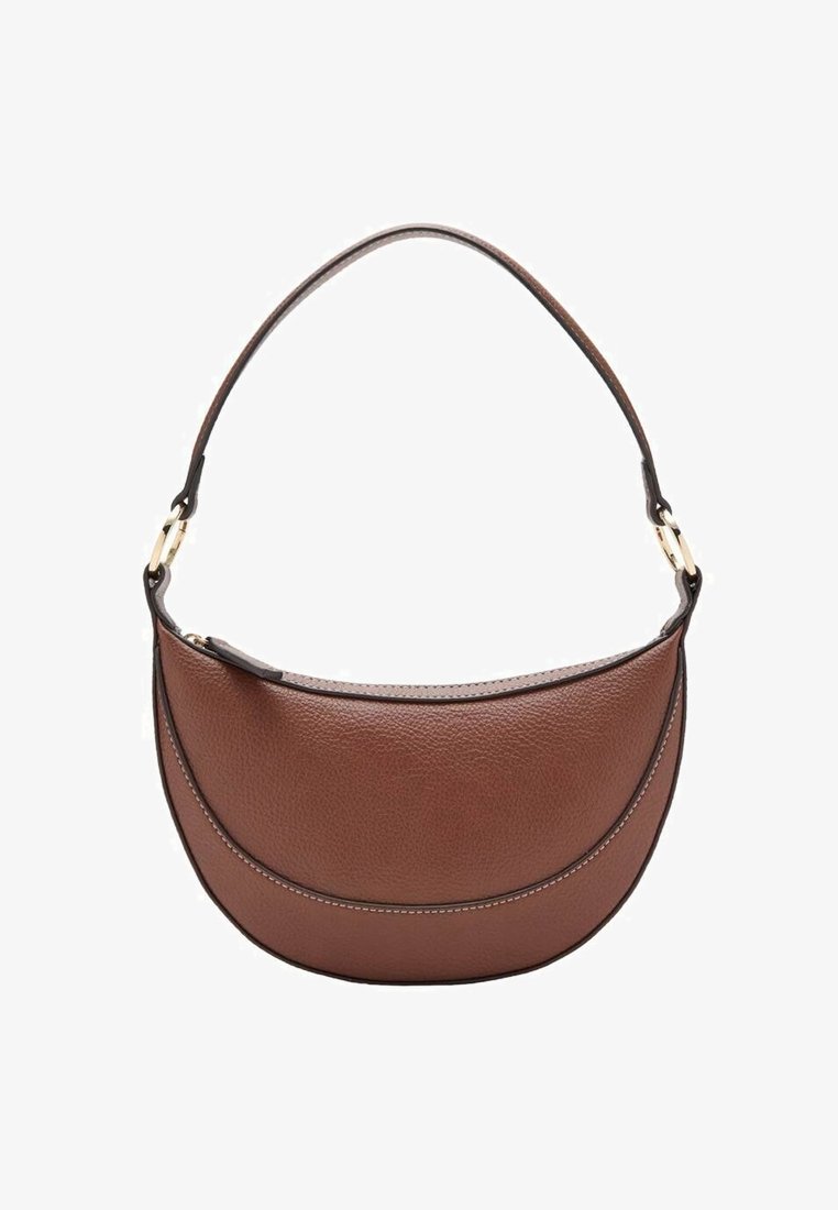 Sac à bandoulière en cuir marron en forme de croissant avec une seule sangle et une fermeture éclair sur le dessus.