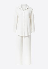 Witte tweedelige set met een blouse met knoopsluiting en lange mouwen en een broek met wijde pijpen. Gemaakt van een gestructureerde stof met een subtiel gerimpeld patroon.