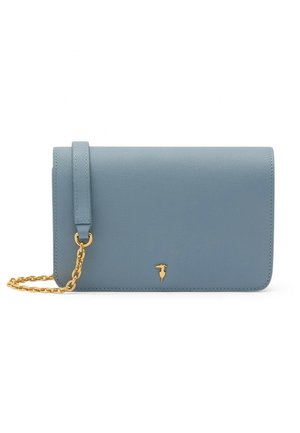 Blaue Leder-Clutch mit goldenem Kettenriemen und kleinem goldenen Logoemblem vorne in der Mitte.