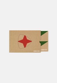 Bruine kraftpapier kaart met een uitgesneden rode stervorm. Daarachter een groene papieren kaart met een driehoekige accent. Beide bevatten het Zalando-logo.