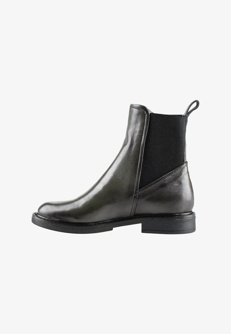 Bottine noire en cuir avec panneaux latéraux élastiques et languette à l'arrière, avec un talon bas et un bout arrondi.