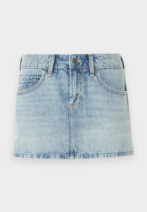 Lyseblå denim mini nederdel med spredte sølvnitter, femlomme-design og frynset kant. Knaplukning ved taljen.