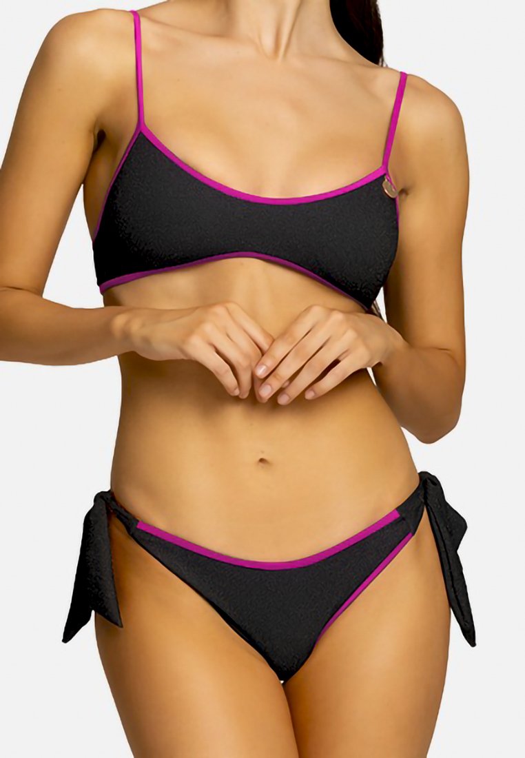 Set di bikini nero con tessuto testurizzato, spalline sottili, dettagli rosa e slip laterale regolabile. Design semplice con dettagli minimi.