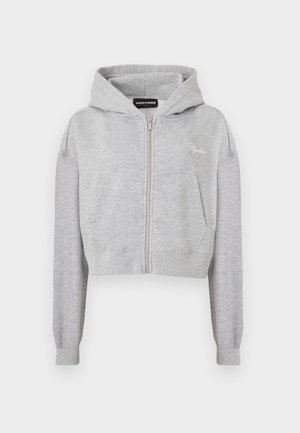 Hoodie court gris clair avec une fermeture éclair à l'avant, deux poches latérales et des poignets côtelés. Présente un logo brodé sur la zone gauche de la poitrine.