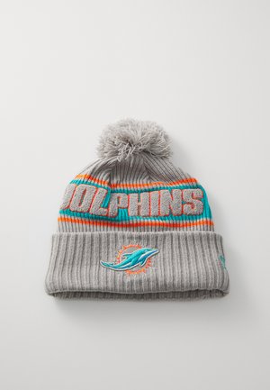Beanie grigia lavorata a maglia con texture a coste, con la scritta "Dolphins" in bold tra strisce turchesi e arancioni, completata da un pom-pom soffice e un patch con il logo.