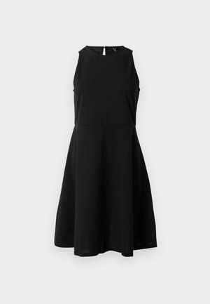 Ujjatlan fekete ruha, testhez simuló felsőrésszel és bővülő szoknyával, magas nyakú, hátul gombos záródással, sima fehér háttér előtt bemutatva.