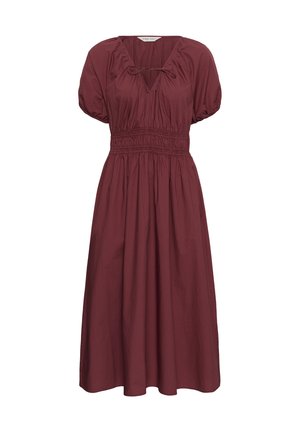 Midi-lange kastanjebruine jurk met korte pofmouwen, getailleerde taille en V-hals met een klein strikdetail.
