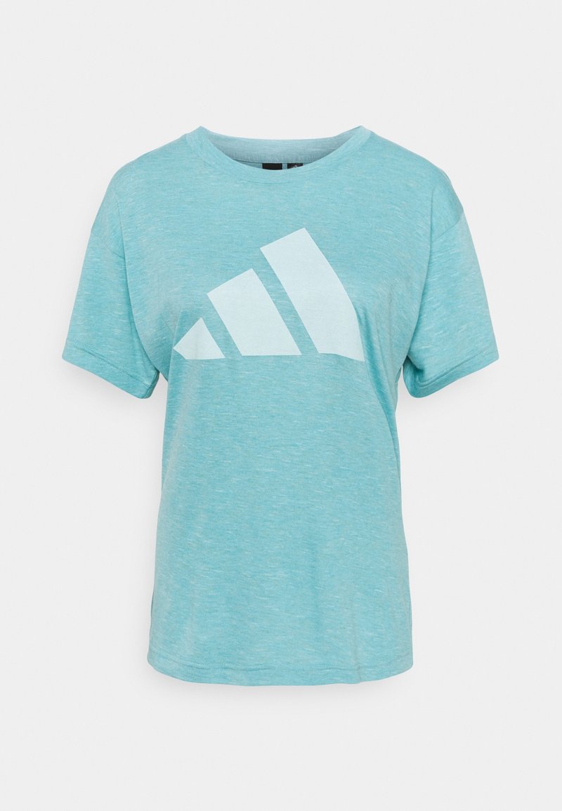 T-shirt bleu clair à manches courtes avec un grand logo blanc Adidas à trois bandes centré sur le devant.