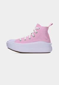 Υψηλό αθλητικό παπούτσι σε ροζ ύφασμα με λευκά κορδόνια, παχύ λευκό πάτο και θηλιά στο πίσω μέρος, εμφανίζεται σε πλαϊνή όψη σε λευκό φόντο.