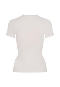 T-shirt beige chiaro a maniche corte con un design aderente, scollatura rotonda, texture liscia e dettagli di cucitura minimi.