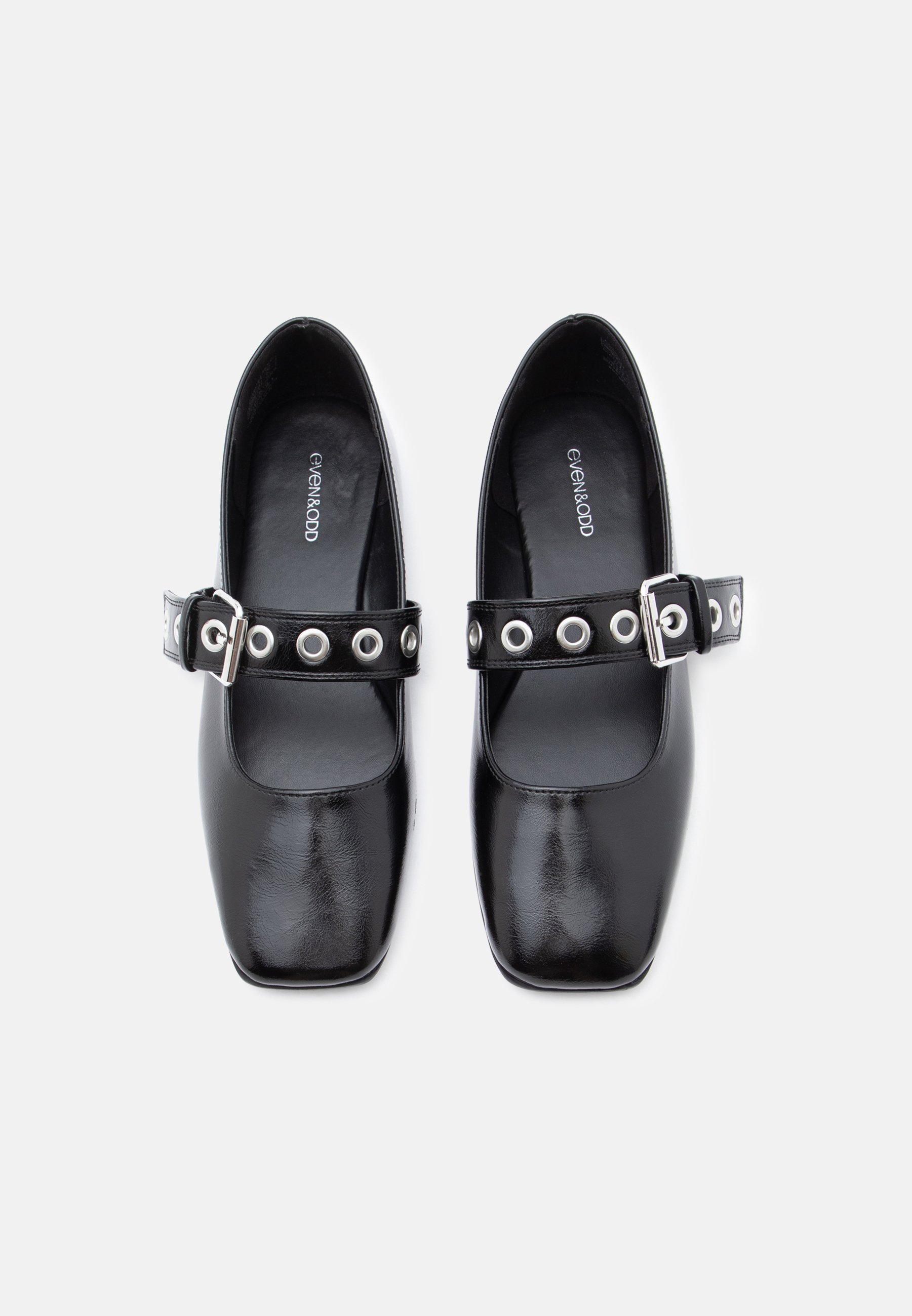 Črni škornji z ravnim prsti in sijočim zaključkom, z zaponko, okrašeno s srebrnimi obročki. Gladko usnjena tekstura.