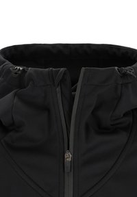 Zwarte jacket met een ritssluiting aan de voorkant, zachte stofstructuur en verstelbare trekkoordcapuchon. Hoge kraag en minimalistische ontwerpelementen.