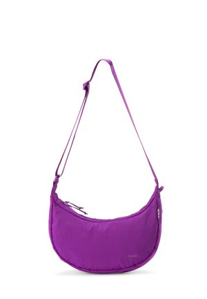 Lila, halbmondförmige Umhängetasche mit verstellbarem Riemen und sichtbaren Reißverschlusslaschen, dezent mit Logo vorne und seitlich gebrandet.