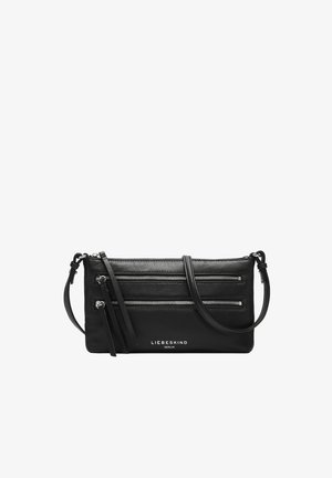 Borsa in pelle nera con tre tasche con cerniera, design rettangolare piatto, tracolla regolabile e logo del marchio impresso nella parte inferiore.