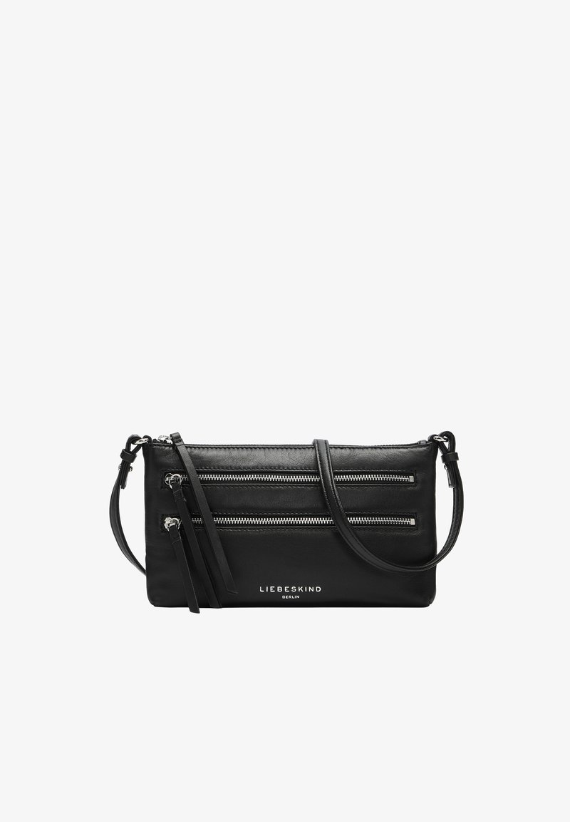 Borsa in pelle nera con tre tasche con cerniera, design rettangolare piatto, tracolla regolabile e logo del marchio impresso nella parte inferiore.