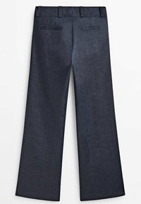 Pantalon gris foncé à jambes larges avec passants de ceinture et deux poches passepoilées à l'arrière, présenté à plat sur fond blanc.