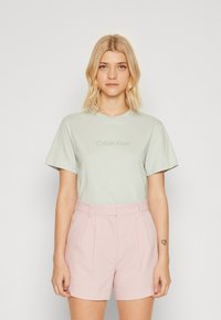 Calvin Klein HERO LOGO REGULAR - Camiseta estampada - morning frost