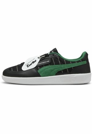 Czarny i zielony sneaker z cholewką skórzaną i z zamszu, białą gumową podeszwą, wzorem w paski oraz detalami z logo PUMA i Porsche.