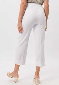 TUZZI MIT SMARTER BÜGELFALTE - Broek - ecru