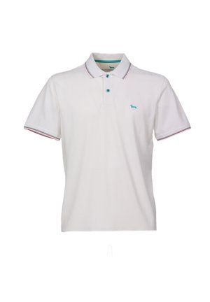 Camiseta polo blanca con una textura suave, con una tapeta de dos botones y acentos en turquesa. Presenta rayas rojas y azules en los ribetes de las mangas.