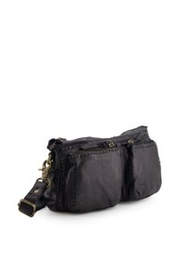 Zwarte leren tas met meerdere ritszakken, ingewikkelde stiksels en een afneembare schouderband. Zachte textuur en een compacte, rechthoekige vorm.