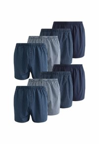 Blå herrboxershorts i olika mönster: ränder och rutor. Har elastisk midja och mjukt tyg. Totalt sex par i en stapel.