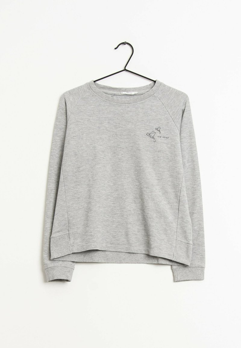 Sweat-shirt gris clair à manches longues sur un cintre noir avec un petit dessin en ligne noire d'oiseaux et le texte "fly away" en haut à gauche de la poitrine.