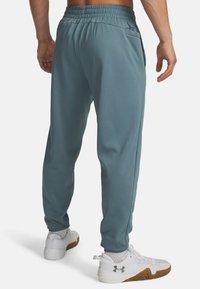 Under Armour ARMOUR FLEECE - Trainingsbroek - jasper blue