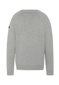 Grauer Pullover mit langen Ärmeln, gerippten Bündchen und Saum sowie einer gestrickten Textur. Mit einem Logopatch am linken Ärmel.