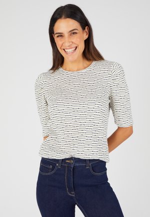 Top casual a maniche tre quarti di colore bianco con strisce orizzontali blu navy. Tessuto morbido e testurizzato con scollatura rotonda e vestibilità rilassata.