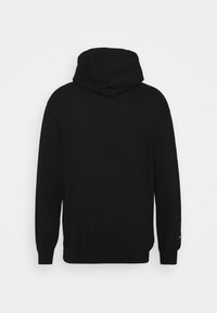 Sudadera negra con bolsillo canguro y puños acanalados. Textura suave y corte relajado, que muestra un diseño simple y minimalista.