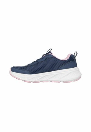 Scarpa sportiva blu navy e rosa con lacci, tomaia in mesh e suola bianca spessa, progettata per la corsa o per un uso casual.